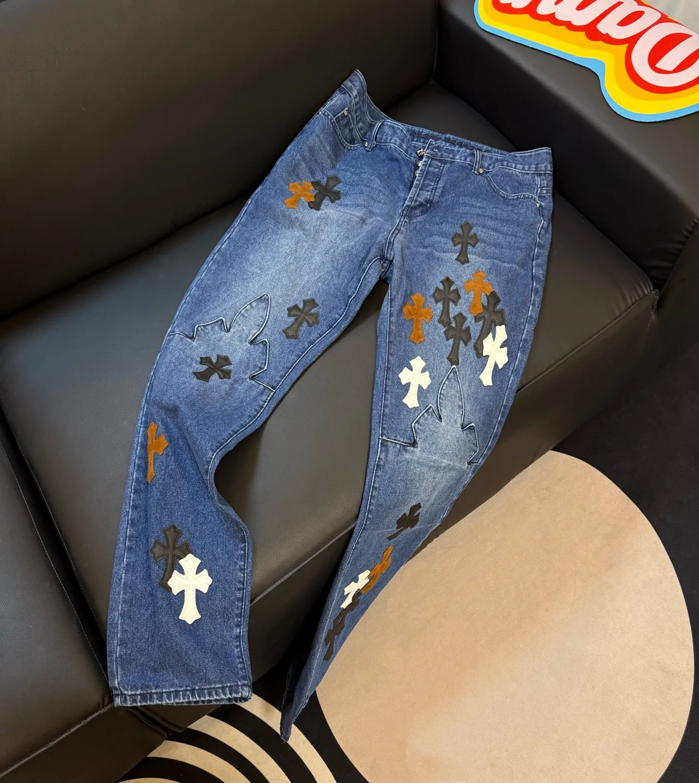 P280 Style number: D341 ChromeHearts Chrome washed blue contrasting leather patch straight pants ceiling-level jeans, a pair is hard to find at the counter‼ ️About Zangyin✅This is an extremely luxurious fashion brand that can also be called the aristocracy of the high street. It has always been an exclusive brand for some hipsters or rich second generations. The color of this model is already very eye-catching by using a unique washed material. It is decorated with pink patch cross flowers, which cleverly highlights the charm of the brand. Secondly, this model adopts a classic high-waist cut design, which highlights the long legs and fashionable temperament of the upper body. The brand is highly recognizable and the slim-fitting configuration is more suitable for daily wear. The personality will be fashionable and the specifications can be seen at a glance. Materials and technology ✅ Needless to say, this point goes without saying. As an excellent craftsman brand, Zangyin's requirements for details and craftsmanship are really perfect. The washed color of this model has gone through a lot of processes, not to mention the embellishment of the denim appliqués. It is also purely handmade and sewn. Just like what they believe in, only handmade things have soul and have the meaning of wearing. A top-notch heavy-duty fashionable denim item, recommended by both hands‼ ️ Size: 28, 30, 32, 34, 36 (S-XXL) Color: black Size reference: Pants length 100 102 104 106 106 Waist 72 76 80 84 88 Recommended weight S (about 110 pounds) M (about 140 pounds) L (about 140 pounds) XL (about 165) XXL (about 185)